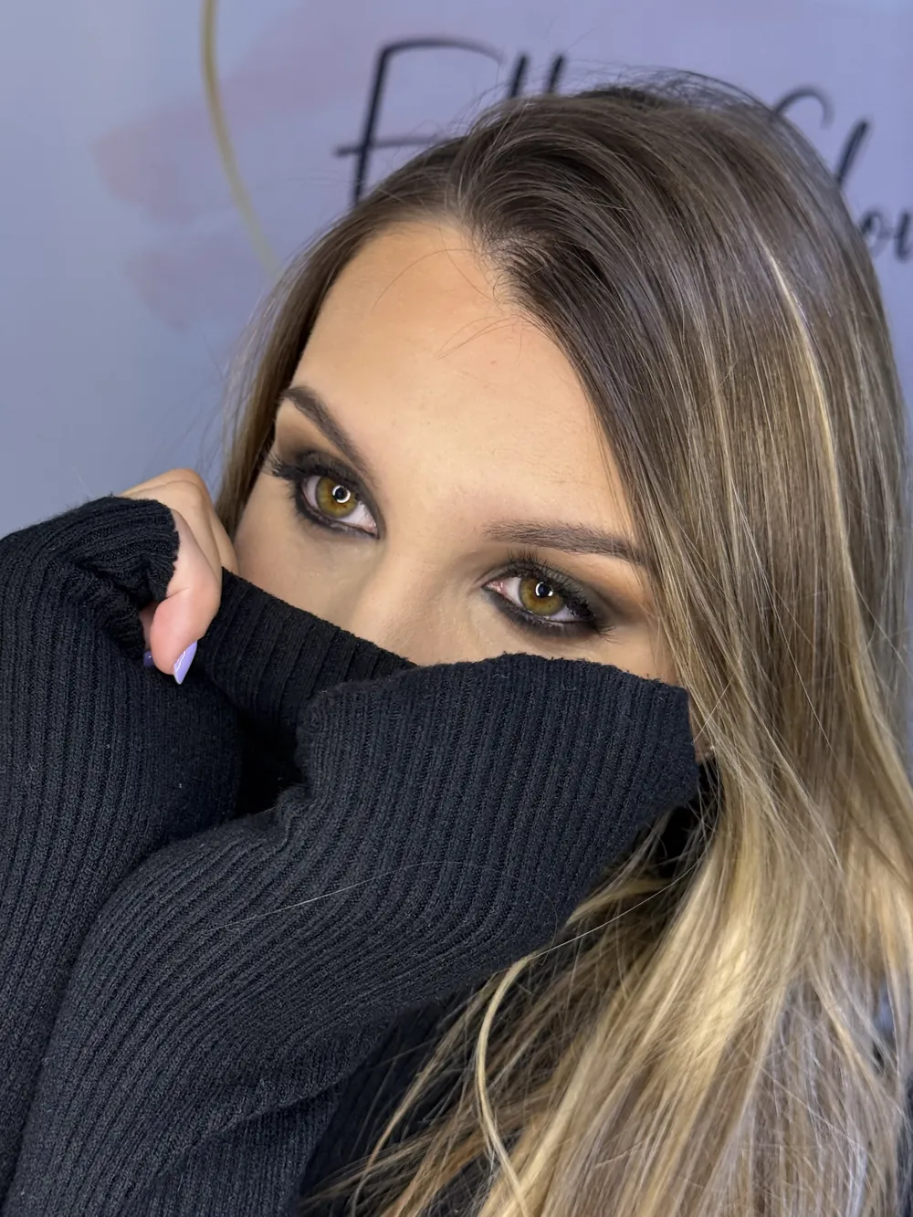 Smoky eye u smeđim tonovima, lice skriveno rukavom džempera