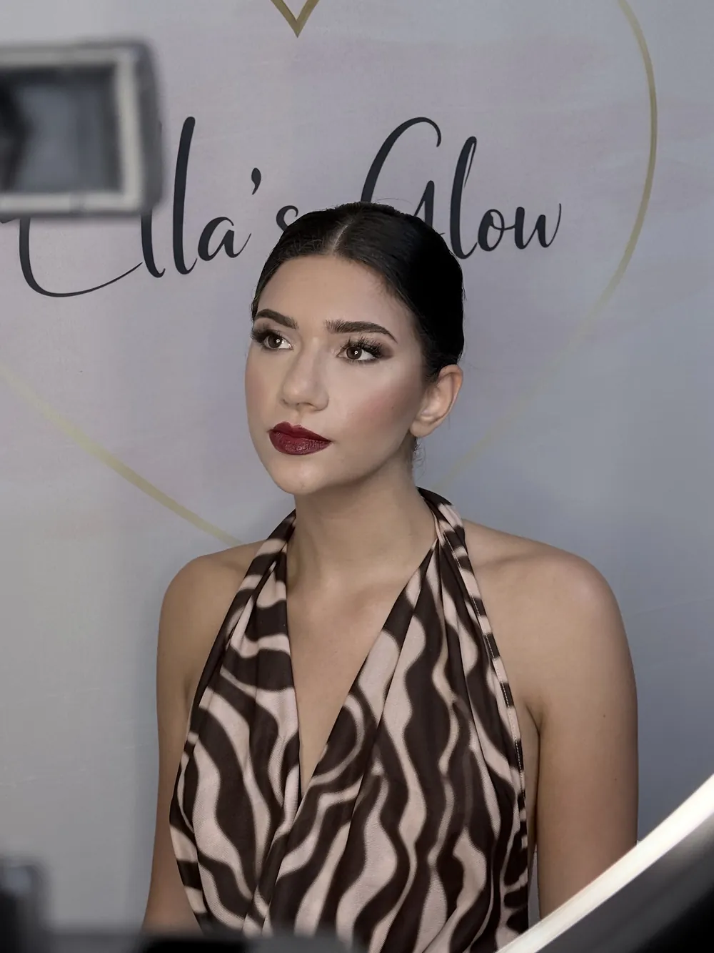 Šminka s tamnim ružem uz zebrasti top
