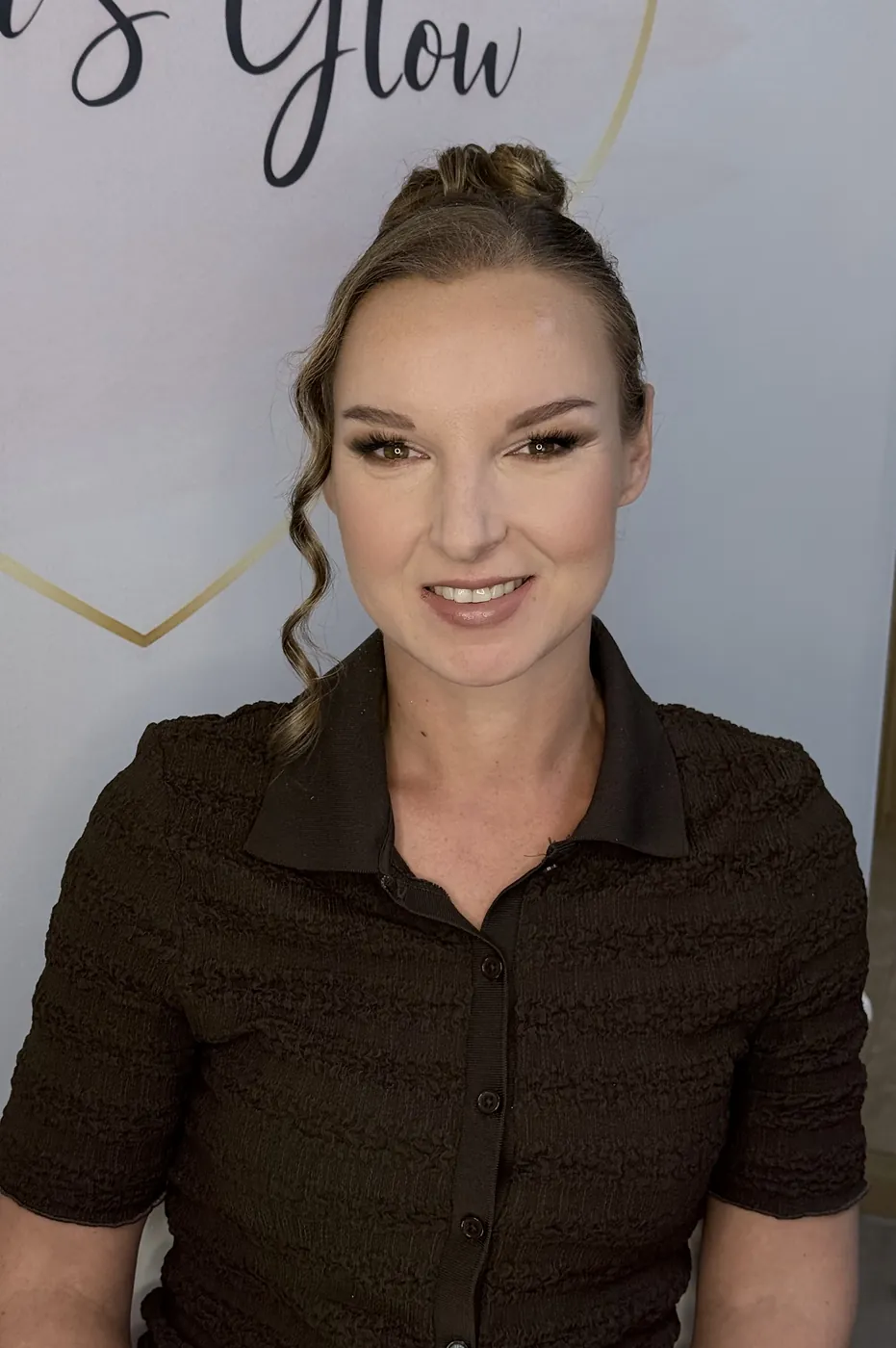 Nježna šminka uz punđu i uvojke