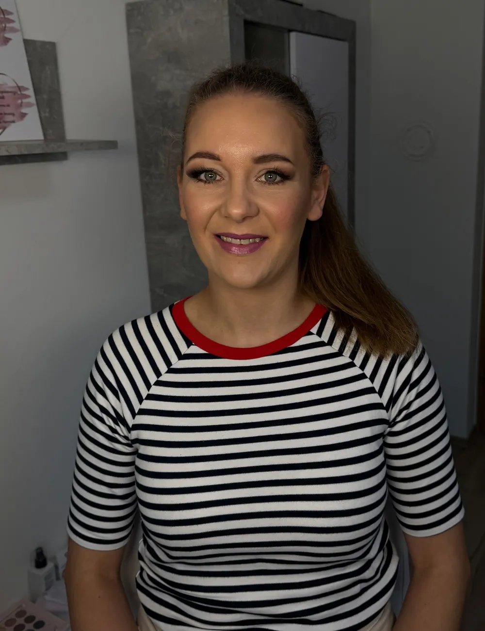 Nježna šminka i kosa vezana u rep, osmijeh