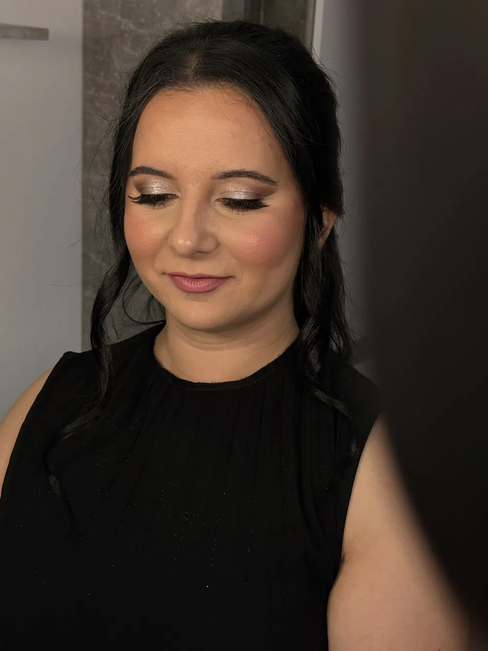 Šminka uz tamnu kosu i pletenice, pogled prema dolje