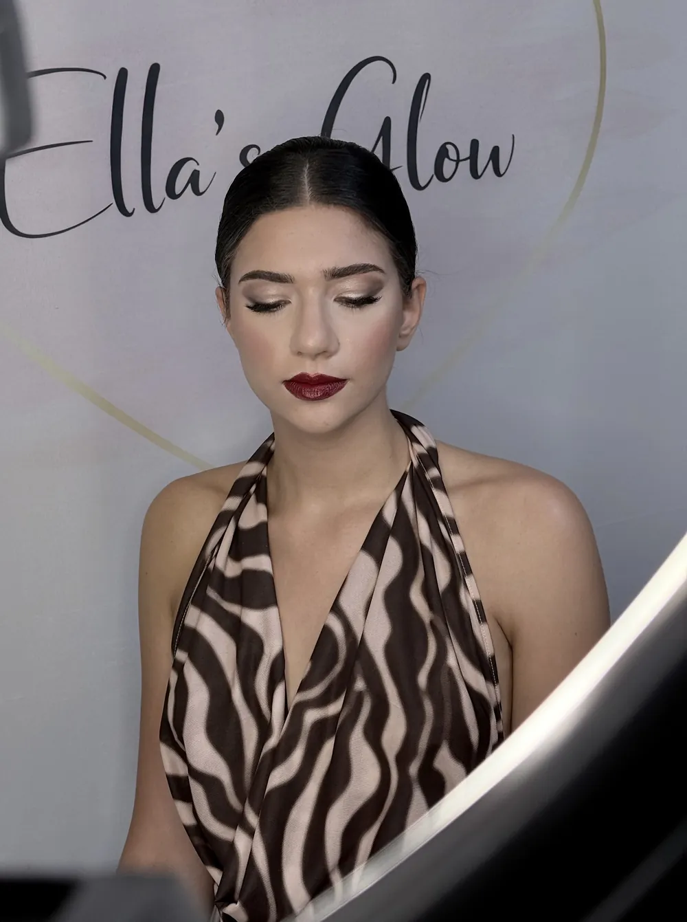 Šminka s tamnim ružem uz zebrasti top, zatvorene oči