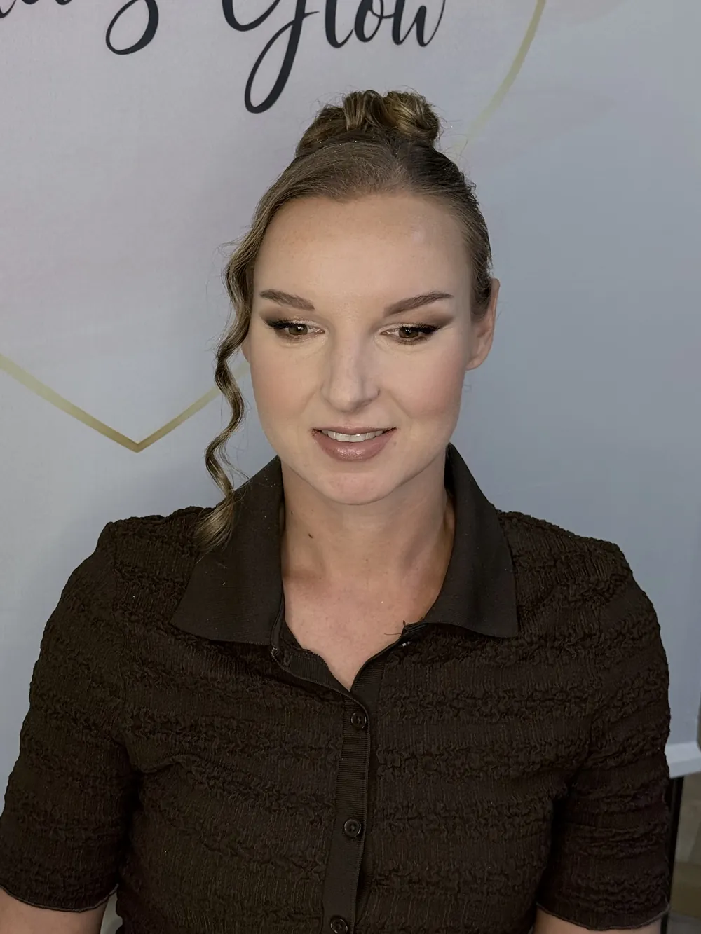 Nježna šminka uz punđu i uvojke, pogled prema dolje